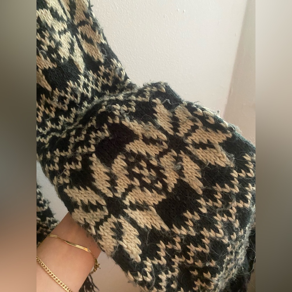 Black &white patterned chunky knitted scarf